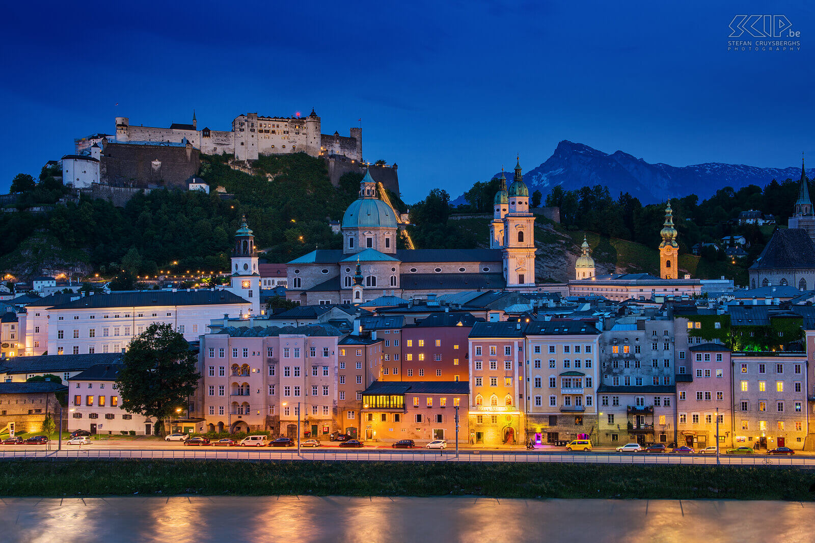 Oostenrijk - Salzburg - By night Zicht op de rivier, het oude centrum van Salzburg en de Festung Hohensalzburg. Deze foto is genomen vanaf de Kapuzinerberg. Stefan Cruysberghs